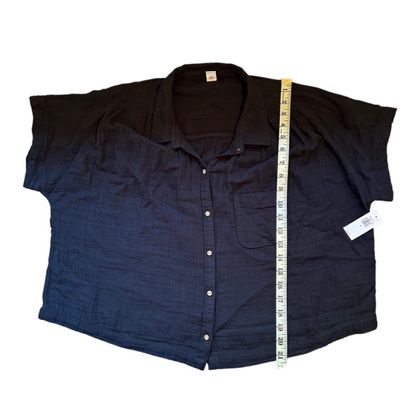 Old Navy Short Sleeved Crinkle Button Down Shirt - Size Medium NWT - Picture 3 of 5